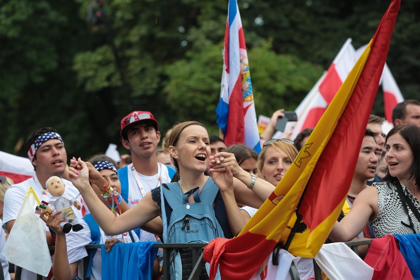 Pielgrzymi czekali na Franciszka pod Oknem Papieskim [ZDJĘCIA]