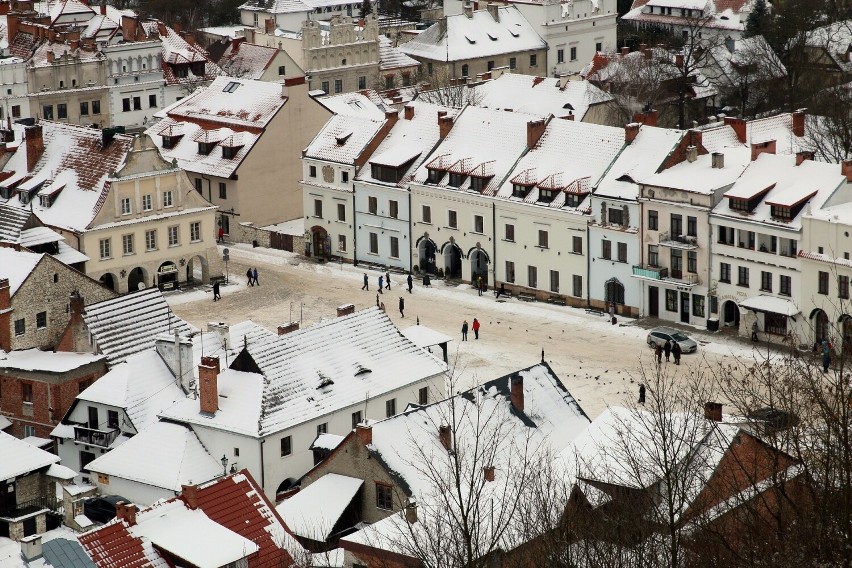 Wiosną i latem wąskimi uliczkami Kazimierza Dolnego czasem...