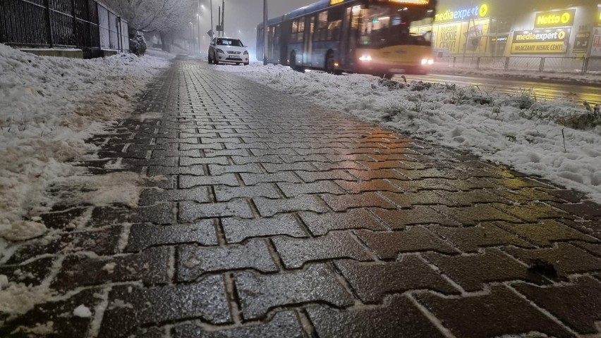 We wtorek wieczorem chodniki w Kielcach pokryły się lodem....