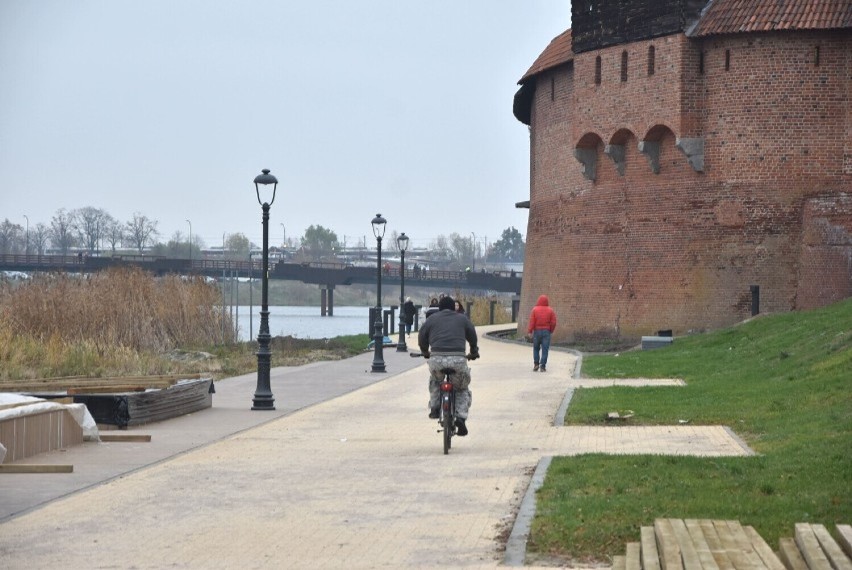 Malbork. Bulwar pięknieje, a Nogat... zarasta. Regularnie krytykują to mieszkańcy, którzy chcieliby, by wygląd rzeki pasował do brzegu