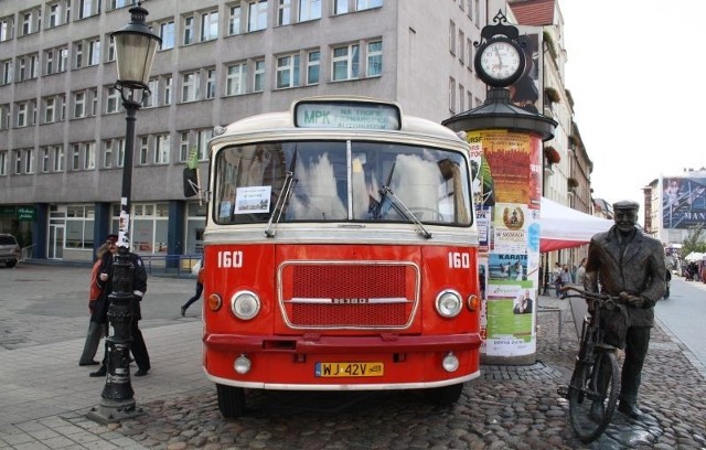 Jeden z zabytkowych autobusów stał przy Starym Marychu