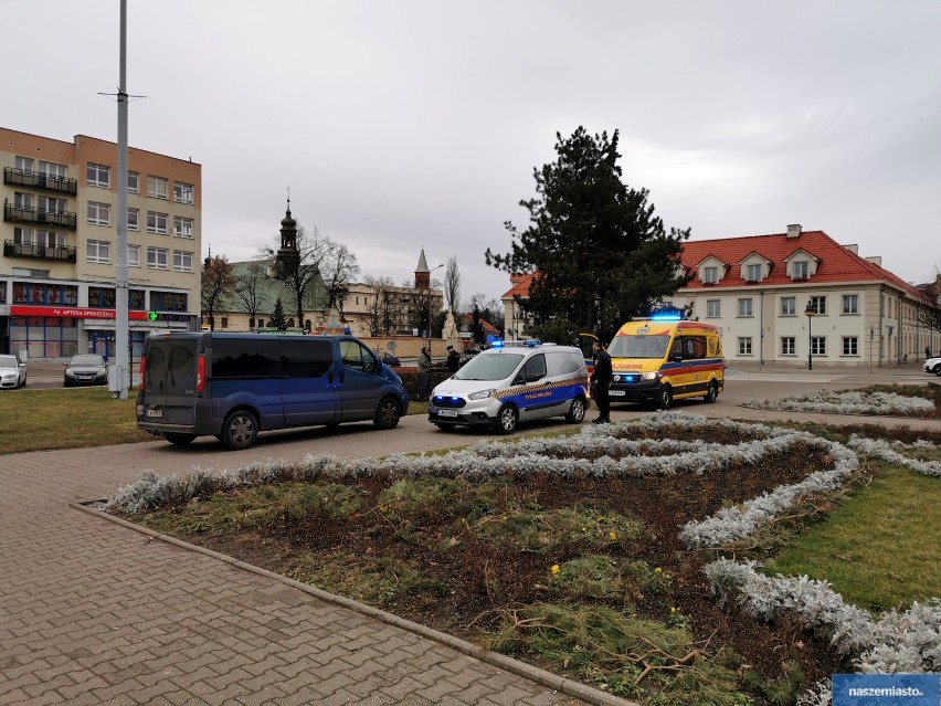 Tragedia na placu Wolności we Włocławku. Nie żyje mężczyzna [zdjęcia]