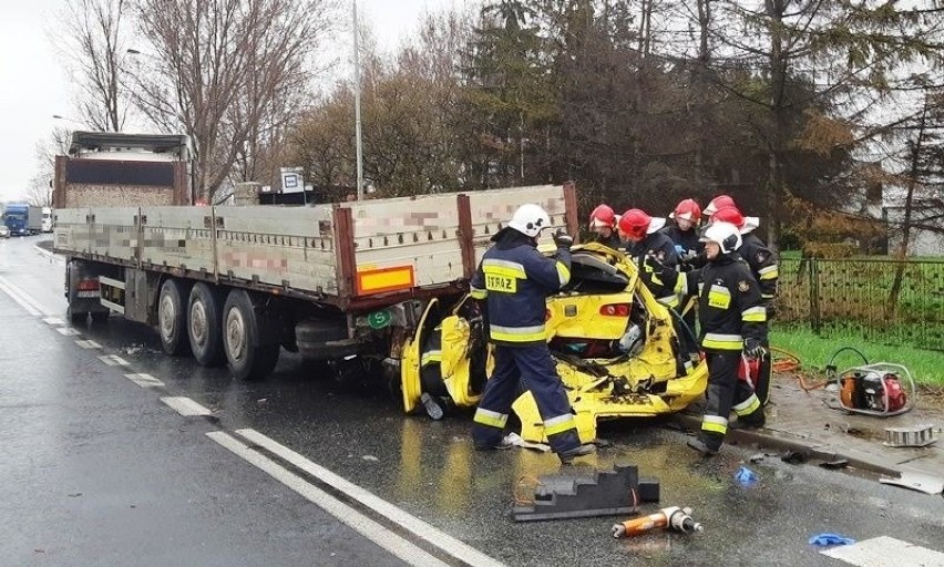 Wypadek pod Wrocławiem. Z auta została miazga, pasażerka w ciężkim stanie [ZOBACZ ZDJĘCIA]