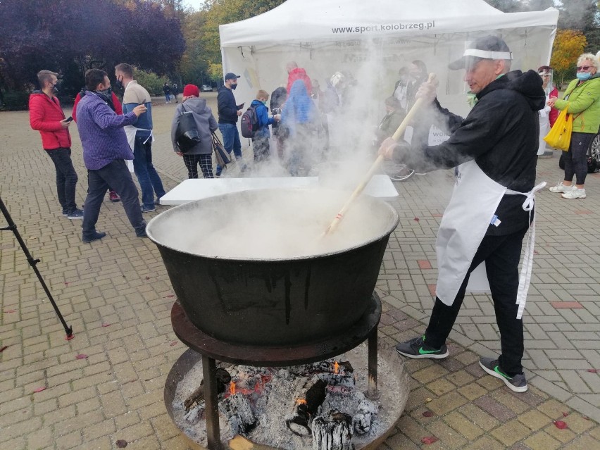 Żurek zaserwowano o  godz. 15 w samym sercu Kołobrzegu, na...