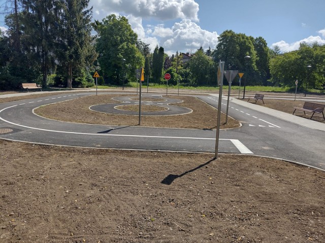Park z miasteczkiem ruchu drogowego przy ul. Dolińskiego w Przemyślu.