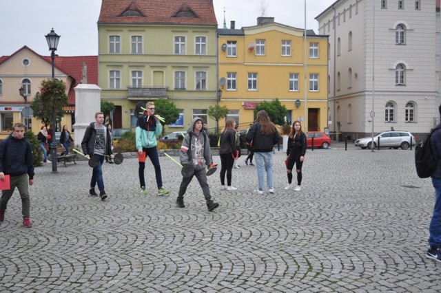 ZSP w Śremie: ponad setka uczniów stworzyła żywą flagę w narodowych barwach