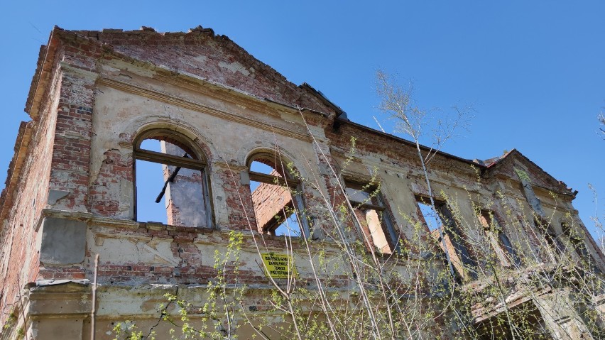 Zabytkowy dwór w parku w Moszczenicy niszczeje