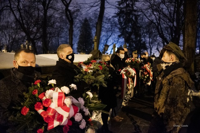 Na Starym Cmentarzu na mogile zbiorowej ofiar rzezi wieńce złożyli przedstawiciele Tarnowa, powiatu i województwa małopolskiego