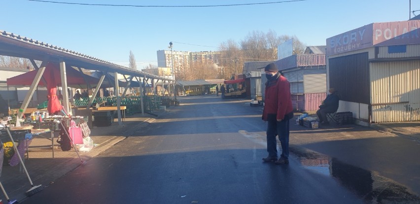 Pierwszy po świętach handlowy dzień  na miejskim targowisku w Bełchatowie ZDJĘCIA