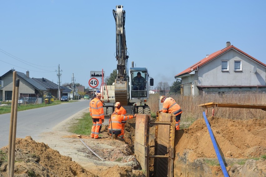 Trwają prace przy budowie kanalizacji w Nowicy