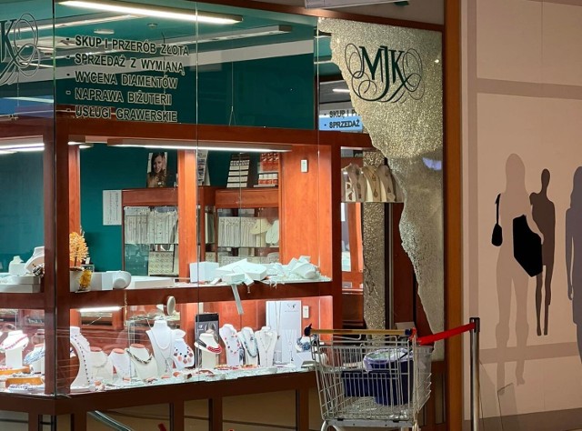 Czterech zamaskowanych mężczyzn włamało się do sklepów jubilerskich w Centrum Handlowym Alfa w Grudziądzu