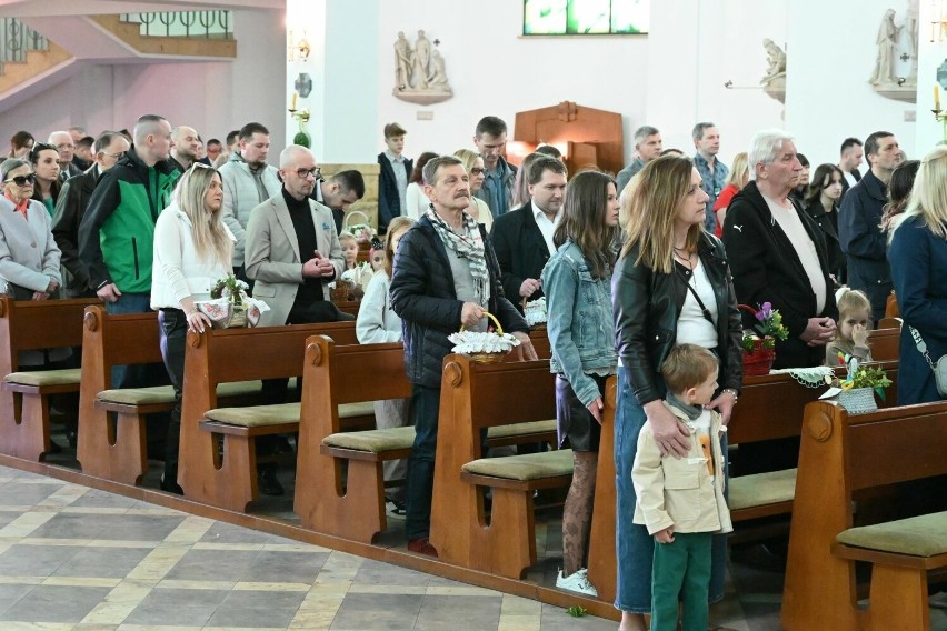 Wielka Sobota w Parafii pod wezwaniem świętej Jadwigi Królowej w Kielcach. Poświęcono pokarmy w koszyczkach. Zobacz zdjęcia