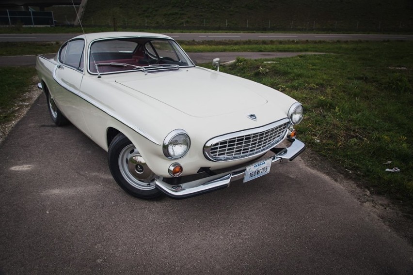 Volvo P1800 S z 1965 roku tuż obok Rogera Moora w „Świętym”...