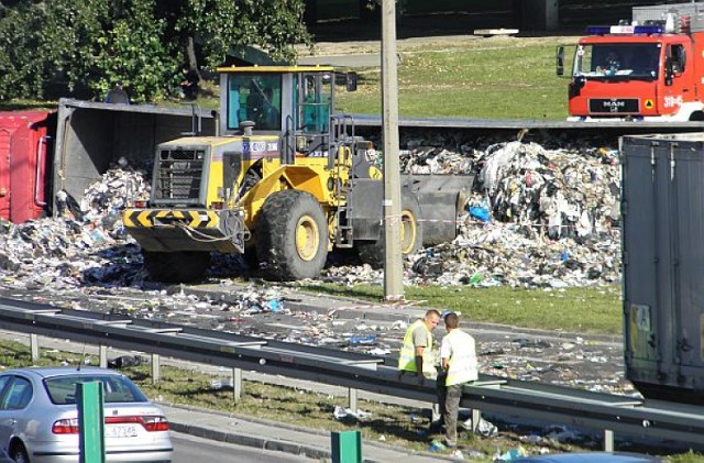 Tir przewożący śmieci wywrócił się na zjeździe do al. Armii Krajowej