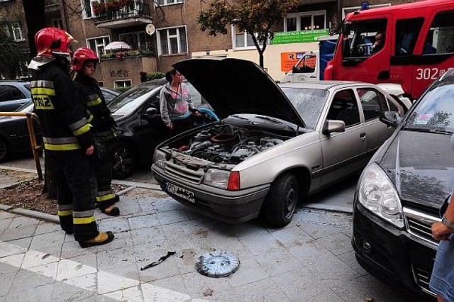 pożar samochodu na słowackiego| palący się samochód na słowackiego| pożar auta na słowackiego| spłonął opel na słowackiego