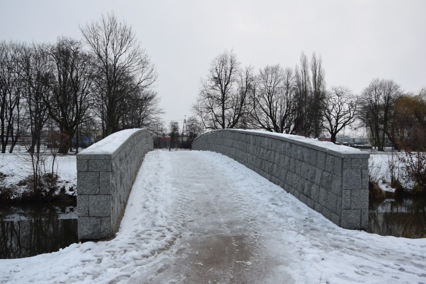 Dwa nowe mostki nad Radunią w Pruszczu zastąpiły stare. Takich kładek pieszo-rowerowych będzie w mieście więcej |ZDJĘCIA