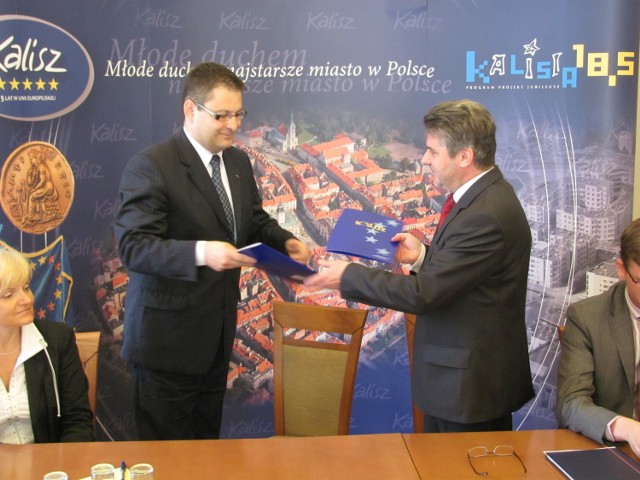 Andrzej Sienkiewicz z firmy Solaris (od lewej) i Janusz Pęcherz po podpisaniu umowy na zakup nowych autobusów.