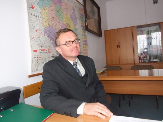 Na koniec 2011 roku wójt Krzysztof Bednarek miał odłożone w zasobach domowych 100 tys. zł, o czym nie wspomniał w oświadczeniu majątkowym. Podobnie postąpiła skarbnik Teresy Nowak