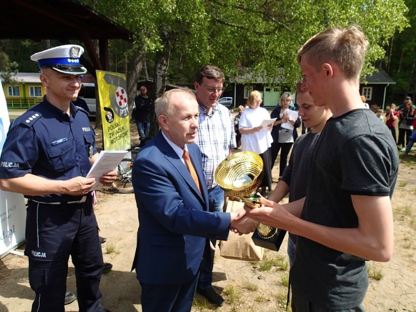 Reprezentacja Gimnazjum w Szopie pokonała wszystkich rywali...