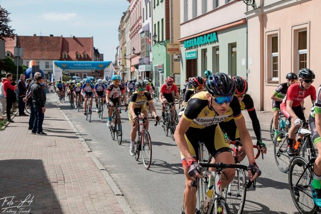 46. Międzynarodowy Wyścig Kolarski Juniorów Młodszych Po Ziemi Kluczborskiej i Oleskiej im Mieczysława Godzwona rozpoczął się 1 maja w Kluczborku, a zakończy 3 maja również na kluczborskim rynku.

W związku z wyścigiem w piątek (3 maja) w godz. 8.00-14.30 w ciągu ulic: Byczyńska, Mickiewicza, Ściegiennego, Rynek, Zamkowa będzie obowiązywał zakaz zatrzymywania się i postoju z powodu przejazdu kolumny wyścigu kolarskiego.

Rynek w Kluczborku zostanie wyłączony z ruchu kołowego.

