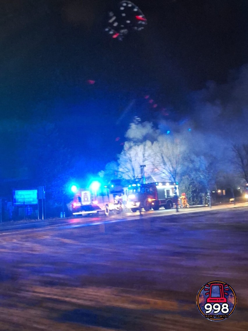 Cały budynek w ogniu w miejscowości Lwówek. Na miejscu działają strażacy z 8 zastępów! 