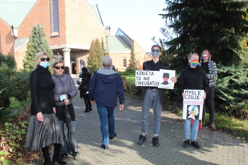 LESZNO. Protest kobiet pod kościołem św. Antoniego. Około 70 osób krzyczało jednym głosem: "Myślę, czuję, decyduję" [ZDJĘCIA]
