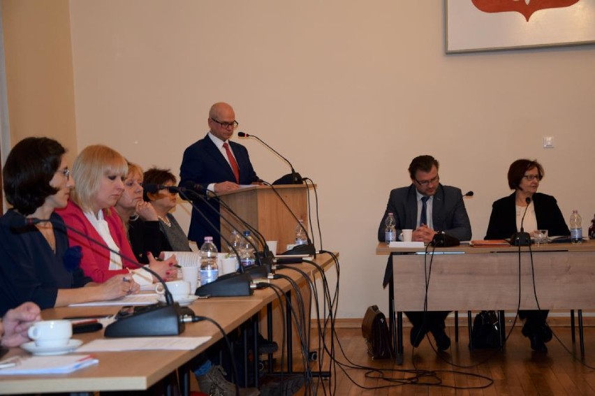 Rada Miejska w Chodzieży: Z sesji wycofano uchwały ws. działek przy MDK i I LO