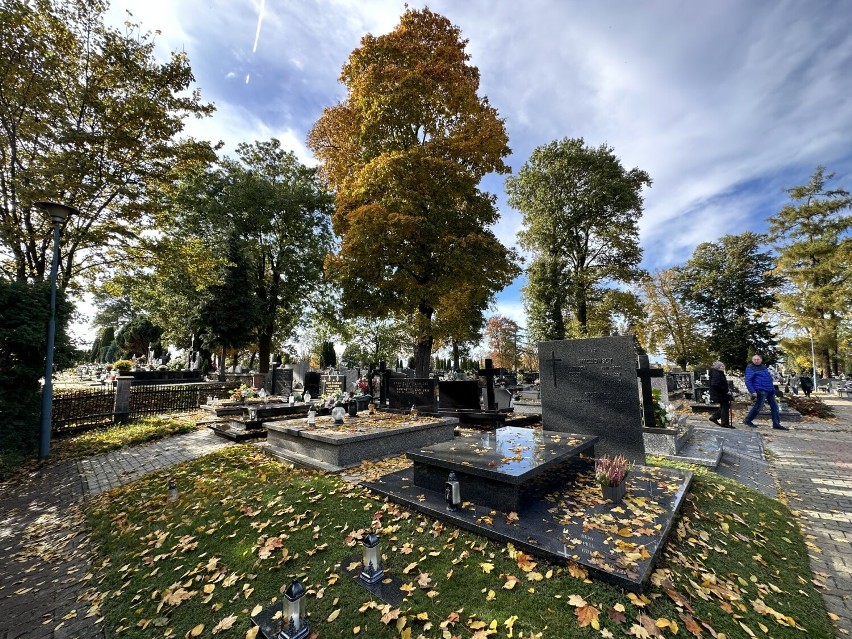 Ruch na cmentarzach w ostatni weekend przed Dniem Wszystkich Świętych 2023. Tak było w słoneczne niedzielne popołudnie w Wieluniu 