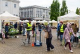 Kraków. Można już robić zakupy na targu pietruszkowym. Chętnych nie brakuje [ZDJĘCIA] 4.05.20