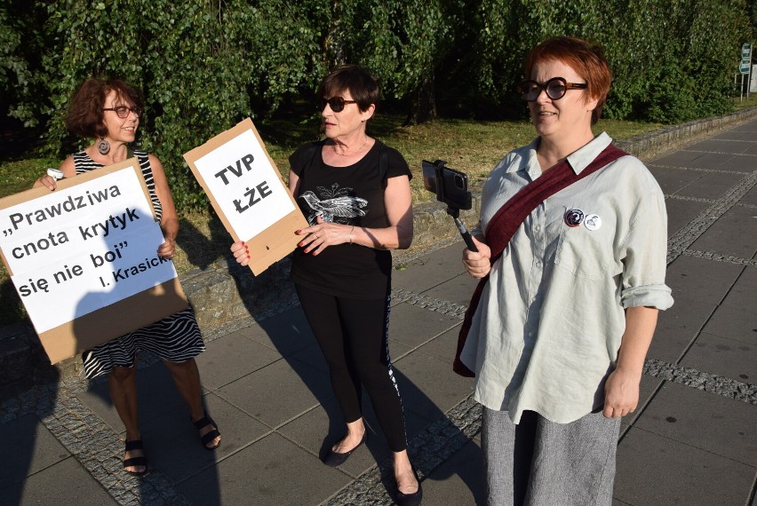 Stargardzianie protestują w obronie wolnych mediów: "TVP łże jak PIS". Chodzi o ustawę "lex TVN"