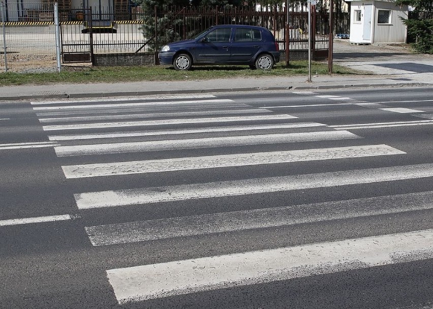 Biało-czerwone zebry na ulicy Częstochowskiej w Kaliszu mają...