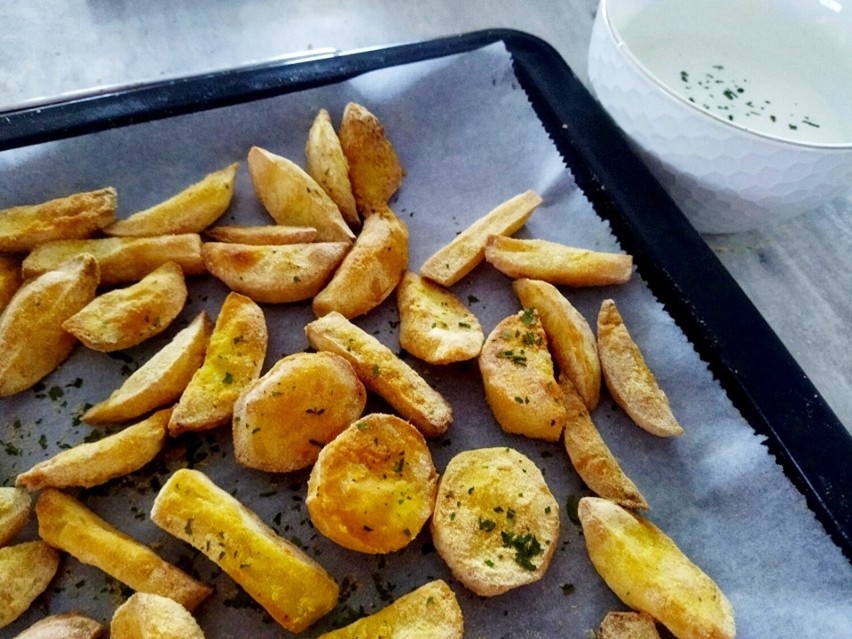 Piecz ziemniaki w 170 stopniach Celsjusza około 30 minut.