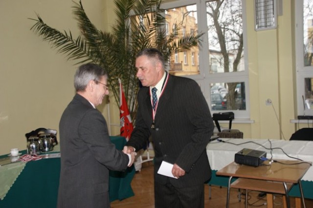 Marek Barczewski z prawej odbiera podziękowania z rąk Ryszarda Ciężkiego prezesa Kujawsko-Pomorskiego Związku Piłki Siatkowej.