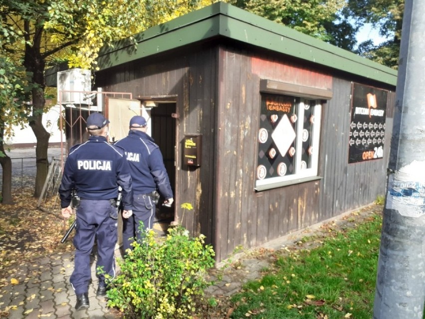 Policjanci sprawdzają czy obowiązujące nakazy i obostrzenia...