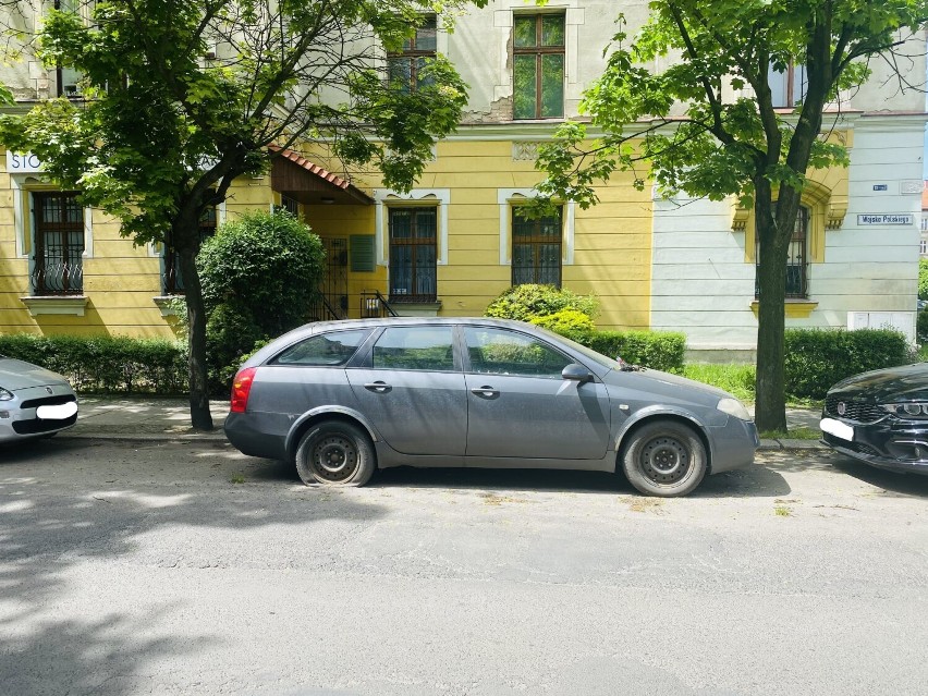 Straż Miejska w Legnicy sprawdza zgłoszenia mieszkańców dotyczące wraków aut na terenie miasta