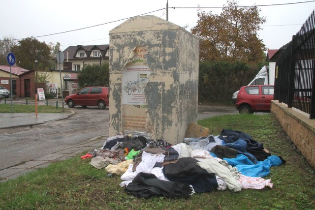 Przy ulicy Sobieskiego i w innych miejscach na terenie miasta wokół pojemników na odzież leżą porozrzucane ubrania