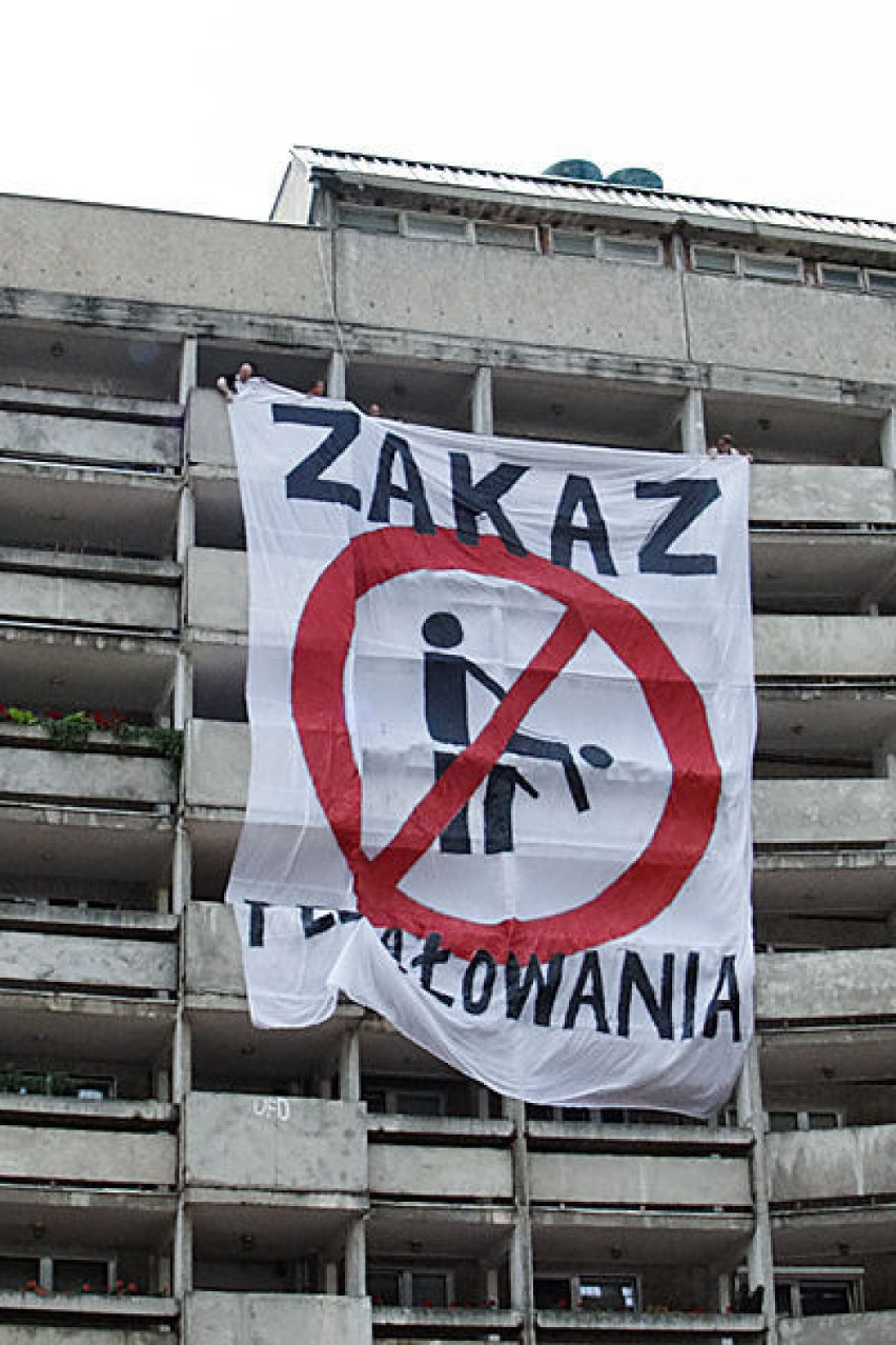 Członkowie Narodowego Odrodzenia Polski na znak protestu...