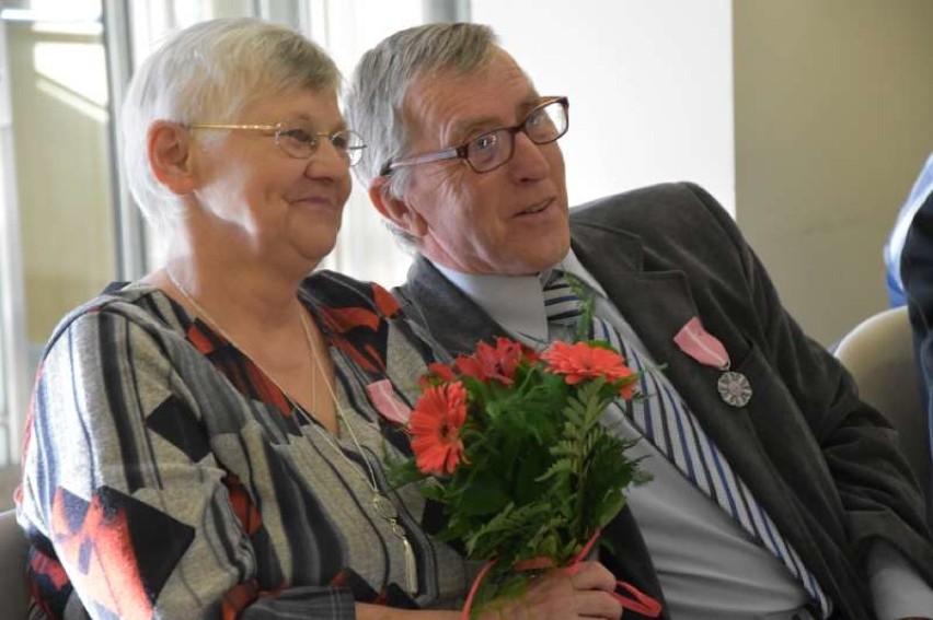 Złote gody. Pary z Ostrowa Wielkopolskiego odebrały medale za 50 lat w małżeństwie