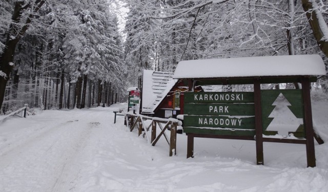 Wstęp do Karkonoskiego Parku Narodowego jest płatny. Wyjątkiem są dni wyznaczone przez dyrekcję Parku. Za darmo do KPN wchodzą mieszkańcy gmin sąsiadujących z Parkiem.