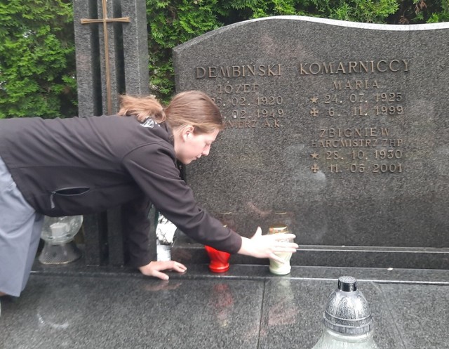 Instruktorka ZHR pwd. Marta Gerlicka składa znicze na grobie Józefa Pacejkowicza-Dembińskiego.