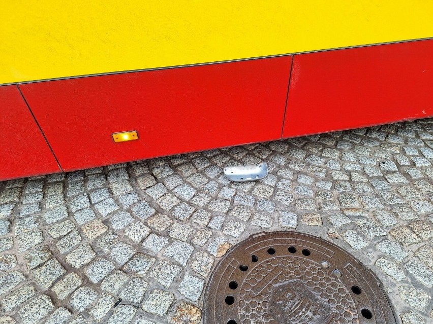 W samym centrum Kielc osobówka zderzyła się z miejskim autobusem