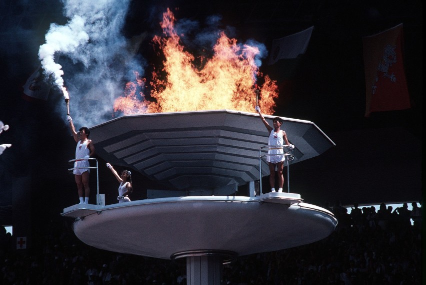 Zapalenia znicza olimpijskiego na stadionie w Seulu...