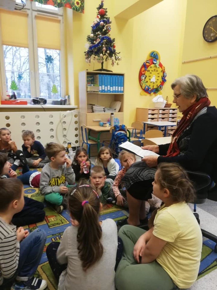 Seniorzy z Oleśnicy czytają dzieciom (ZDJĘCIA) 