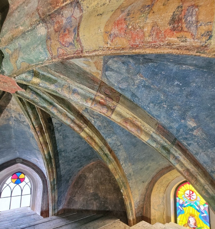 Spektakularne odkrycie podczas prac konserwatorskich w kościele w Odrzykoniu. Unikatowe polichromie mają 150 lat [ZDJĘCIA]