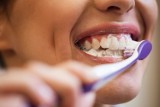 Nie myjesz zębów na noc? Skracasz swoje życie. Ryzykujesz poważnymi chorobami nawet w wieku 20 lat. Zadbaj o prawidłową higienę jamy ustnej