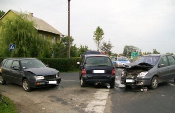 Wypadek w Sługocinie. Trzy osoby ranne