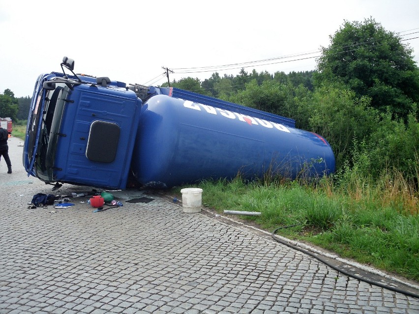 Cysterna z gazem w rowie. Polanowska zablokowana ZDJĘCIA