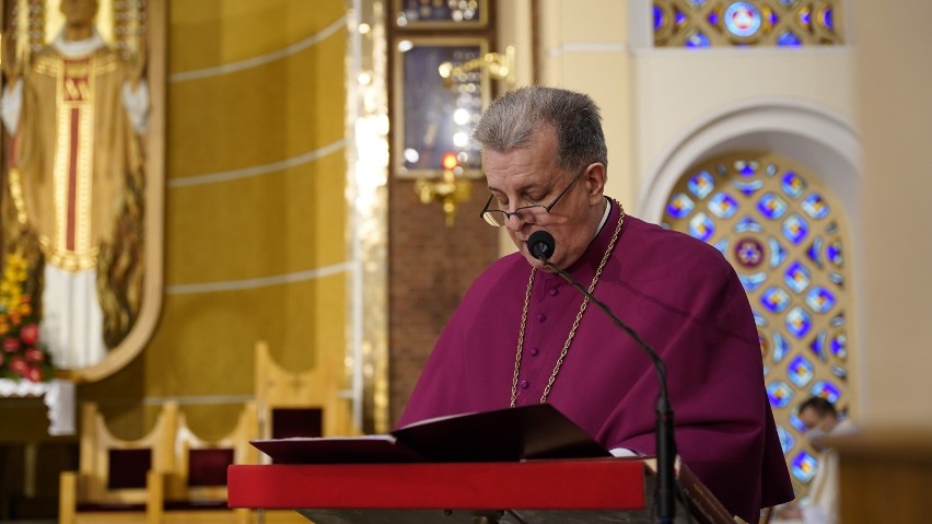 Kościół tarnowski ma nowego biskupa pomocniczego. Ksiądz Artur Ważny przyjął sakrę biskupią [ZDJĘCIA]
