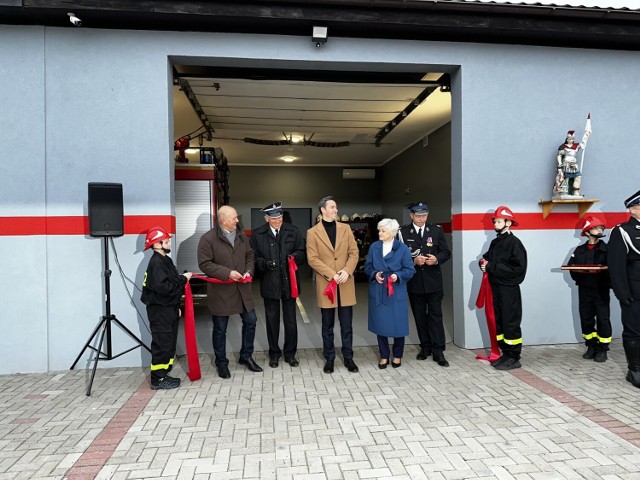 Strażacy z OSP w Strzelcach (gmina Domaszowice) doczekali się strażnicy z prawdziwego zdarzenia. Jej oficjalne, uroczyste otwarcie odbyło się w niedzielę 12 listopada.