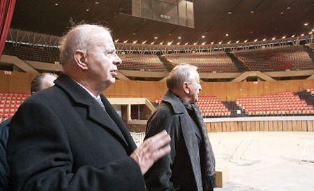 Prezydent FIBA-Europe George Vassilakopoulos (z lewej) już &amp;#8222;namaścił&amp;#8221; halę Spodka.
